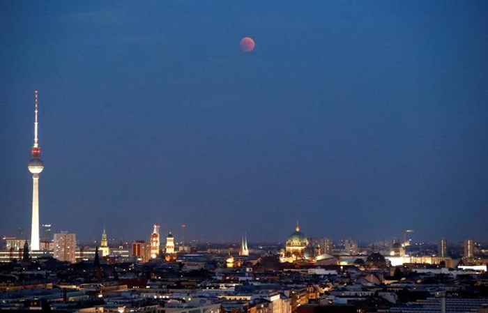  "Trăng máu" được quan sát từ thủ đô Berlin, Đức. Ảnh: Reuters.