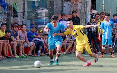  Pha tranh bóng trong trận chung kết là 2 đội bóng đến từ Vĩnh Long, Vàng Lộc Tài (áo xanh) gặp Vượt Lũ FC.