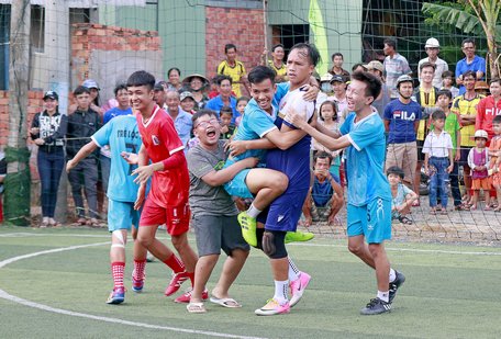  Niềm vui của các cầu thủ Vàng Lộc Tài (áo xanh) sau khi giành thắng lợi sau 12 lượt đá luân lưu 6m trước Vượt Lũ FC.