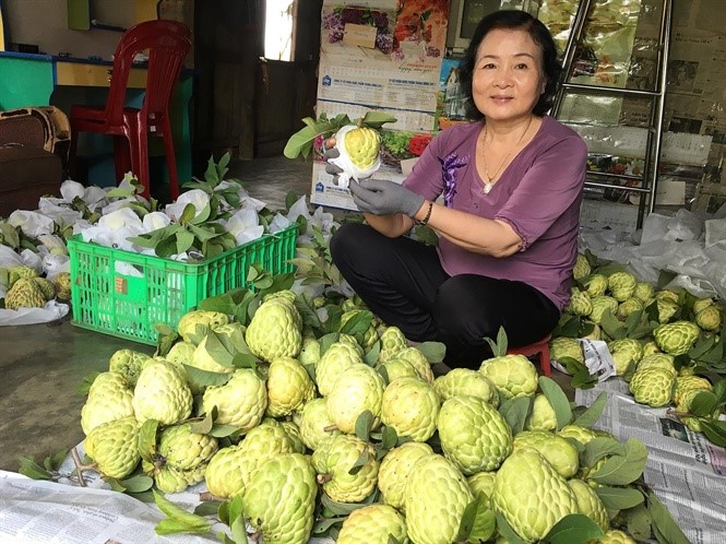 Bà Kim Mai giới thiệu sản phẩm của mình