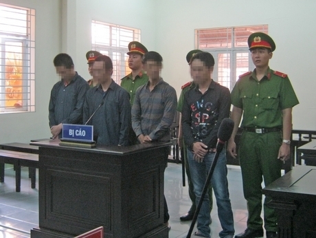 Các bị cáo (từ trái sang) Giang, Hiểu, Thọ, Sỹ tại phiên tòa sơ thẩm.