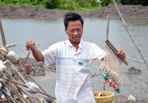 Ông Nguyễn Văn Dững cho biết, mỗi giàn câu thế này  có chiều dài khoảng 30m.   Ảnh: C.L