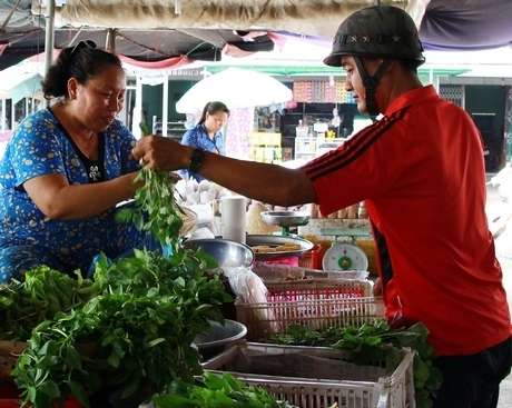 Giá rau củ tại chợ đang tăng.