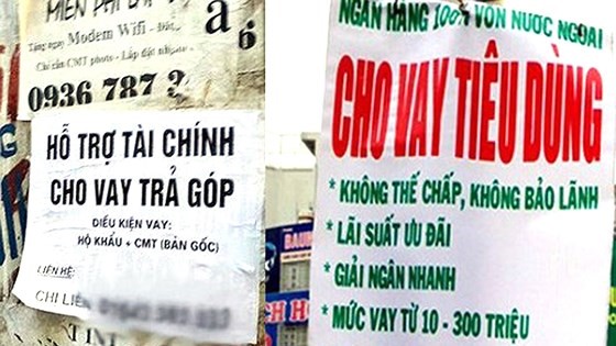 Những thông tin quảng cáo cho vay tiêu dùng được dán tràn lan trên đường phố