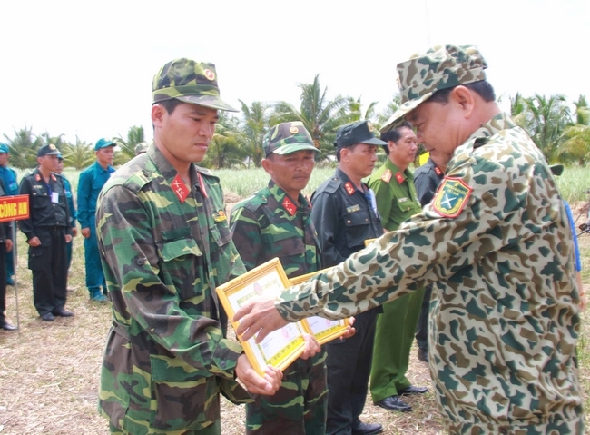 Bí thư Huyện ủy Vũng Liêm- Lê Văn Lập, tặng quà cho các đơn vị tham gia diễn tập.