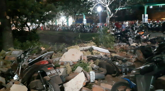 Trận động đất khiến hàng loạt xe cộ và nhà cửa hư hại. Ảnh: Reuters
