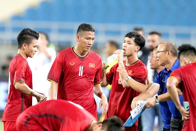 HLV Park Hang Seo đang giải những bài toán nhân sự cho chính ông, không chỉ ở Asiad mà còn hướng đến AFF Cup 2018 (ảnh: Gia Hưng)