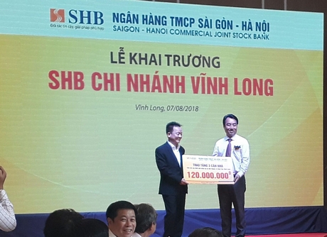 Nhân dịp khai trương SHB tặng 3 căn nhà tình thương cho tỉnh Vĩnh Long trị giá 120 triệu đồng. 