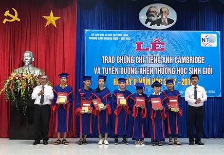 Lãnh đạo Trung tâm Ngoại ngữ- Tin học tuyên dương, khen thưởng học sinh giỏi năm học 2017- 2018.