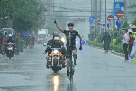 Tay đua Berry Josh (Premium Cycling Vĩnh Long) về đích tại TP Cà Mau mùa giải 2017.