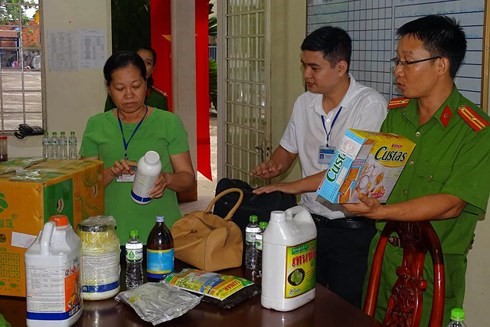 Lực lượng chức năng kiểm tra các hóa chất được sử dụng để ngâm, tẩm sầu riêng - Ảnh: Công an cung cấp