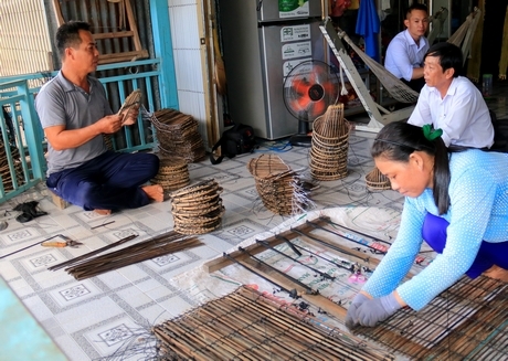 Người dân làng nghề làm lợp cũng ăn nên làm ra nhờ mùa nước.