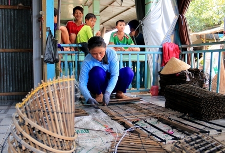 Để hoàn thành một cái lợp phải qua rất nhiều công đoạn: chuốt rẽ, gióng, bện hom, dệt mình (miếng vỉ),….