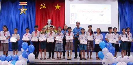 Trao học bổng cho học sinh khó khăn có thành tích học tập tốt