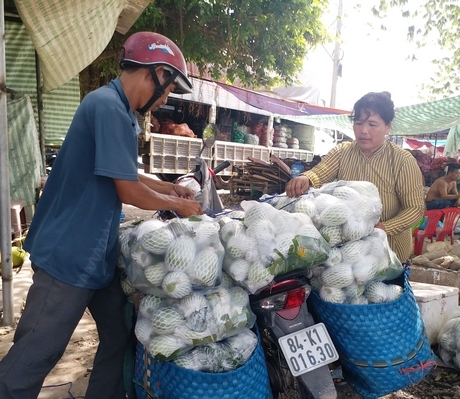 Niềm vui mỗi ngày của những nông dân: mang nông sản ra chợ bán.