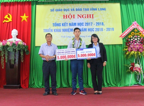 Lãnh đạo Ban Tuyên giáo Tỉnh ủy và doanh nghiệp trao học bổng cho học sinh.