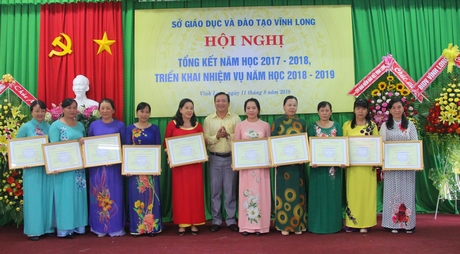 Các đơn vị đạt chuẩn chất lượng trong năm học 2017- 2018 nhận chứng nhận.