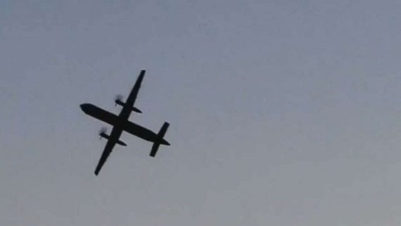 Chiếc Q400 của hãng Horizon Air bị lấy trộm bay trên đảo Ketron ở Puget Sound, bang Washington, Mỹ, trước khi đâm xuống đảo này ngày 10-8-2018. ẢNH: REUTERS