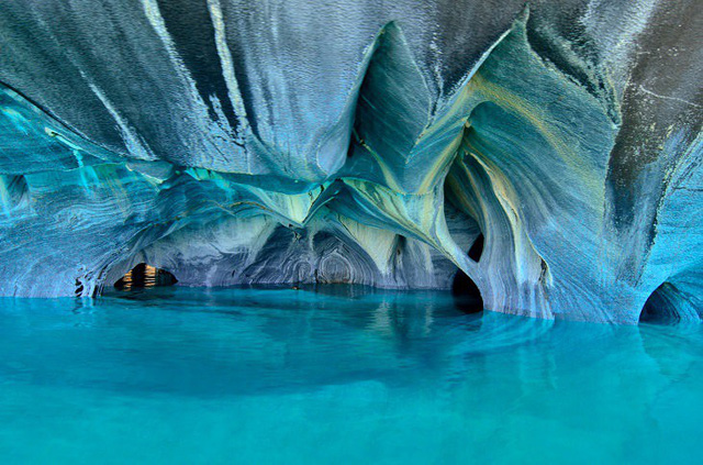 Hệ thống hang động kì vĩ này nằm dưới chân núi Patagonian Andes, trên bán đảo ở trung tâm hồ Carrera. Du khách chỉ có thể đi đến đây bằng thuyền hoặc kayak. Thắng cảnh thiên nhiên này có từ 6.200 năm trước, bao quanh bởi nước biển trong xanh và các bức tường đá cẩm thạch tuyệt đẹp. Thời gian đẹp nhất là vào lúc bình minh và hoàng hôn, khi những tia nắng mặt trời vuốt ve các bức tường đá của hang, tạo nên khung cảnh không thể nào quên.