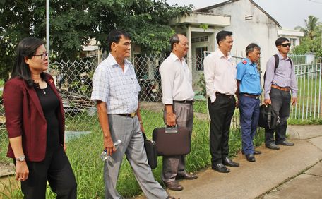 Đoàn đi thực tế khảo sát tình hình khai thác cát tại tuyến sông Hậu.