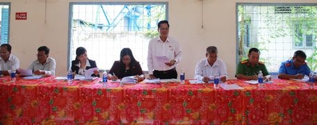 Đoàn làm việc với UBND xã và người dân địa phương về tình trạng khai thác cát.