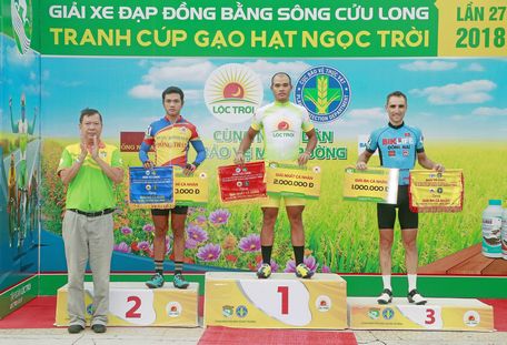 BTC giải trao thưởng cho các tay đua giành thành tích tốt tại chặng 3.