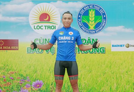 Chặng 3, Trịnh Đức Tâm giành 2 chiếc áo nên chỉ mặc áo vàng, còn Mai Nguyễn Hưng xếp hạng nhì được mặc áo xanh.