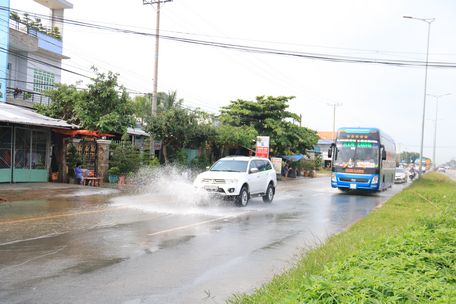 Hơn 8 giờ, đoạn xã Hòa Phú (Long Hồ) nước cũng mấp mé.