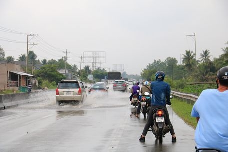  Nhiều nhất là đoạn qua xã Tân Phú (Tam Bình), nhiều người phải chờ nước rút.