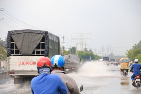 Người tham gia giao thông cần chú ý khi tham gia giao thông qua đoạn đường này, đặc biệt là triều cường vào ban đêm.