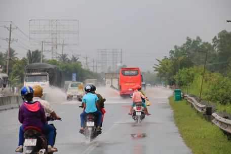 Người tham gia giao thông cần chú ý khi tham gia giao thông qua đoạn đường này, đặc biệt là triều cường vào ban đêm.