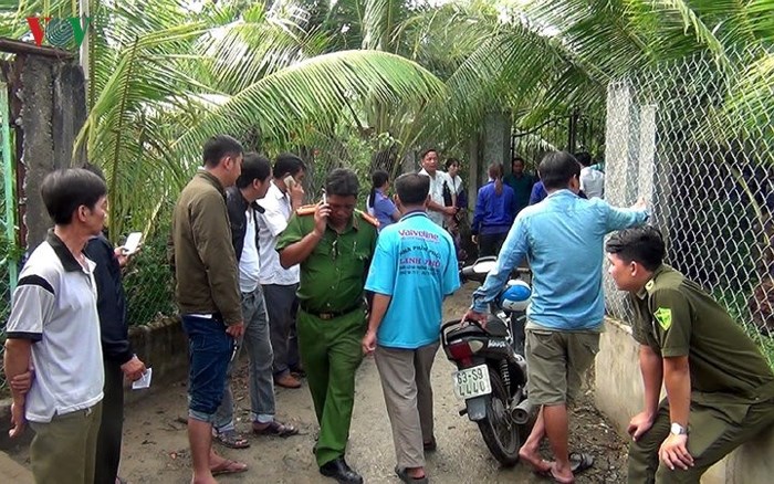 Tại hiện trường, vợ ông Trung là bà Nguyễn Thị Thanh Hoa và con gái ruột là Đinh Thị Ngọc Ngân nằm chết trong nhà, còn cháu ngoại là Phan Ngọc Anh (con ruột Ngân) nằm chết ngoài vườn. (Ảnh: Nhật Trường/VOV-ĐBSCL) (Ảnh: Nhật Trường/VOV-ĐBSCL)