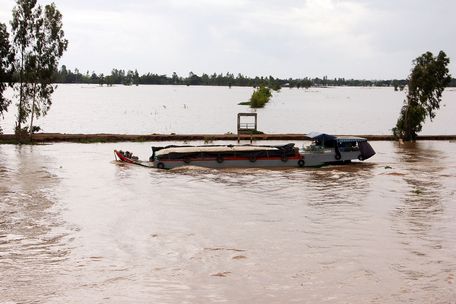 Nước lũ tiếp tục lên nhanh tại huyện đầu nguồn Hồng Ngự (Đồng Tháp).