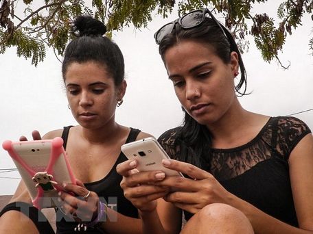 Người dân Cuba truy cập Internet trên điện thoại di động ở tỉnh Ciego de Avila. (Ảnh: AFP/TTXVN)