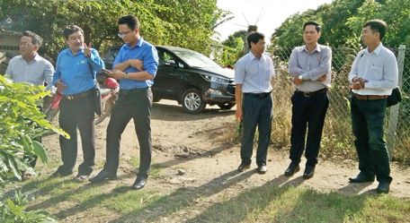 Đoàn khảo sát thực tế tại các điểm có nguy cơ sạt lở.