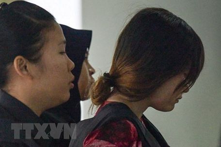 Cảnh sát Malaysia áp giải nghi phạm Đoàn Thị Hương (phải) tại tòa án ở Shah Alam, ngoại ô Kuala Lumpur, Malaysia ngày 22/1. (Nguồn: AFP/TTXVN)