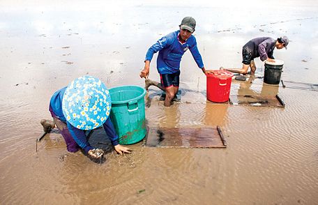  Người dân mưu sinh săn bắt các sản vật 