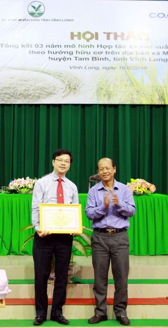 Tại hội thảo, có 1 tập thể và 5 cá nhân có thành tích xuất sắc trong thực hiện mô hình Hợp tác xã sản xuất lúa gạo sạch theo hướng hữu cơ nhận bằng khen của UBND tỉnh.