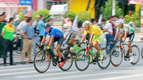 Tay đua Mai Nguyễn Hưng (VUS TP Hồ Chí Minh, áo xanh) và Trịnh Đức Tâm (Tập đoàn Lộc Trời, áo vàng) đeo bám quyết liệt.