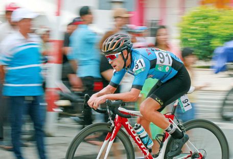 Tay đua Edgar Neito (Ynghua Đồng Nai) tung ra những cú nước rút để tạo cách biệt.