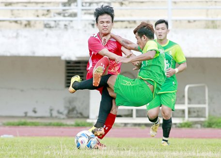 Pha tranh bóng trong trận Trà Ôn (áo xanh) TX Bình Minh .