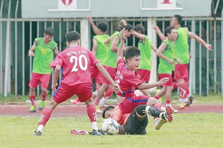 Pha ngáng ngã của TM Minh Thiện (1, TP Vĩnh Long) trước Quang Vinh (15, Bình Tân) vào phút 78.