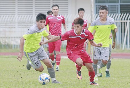 Pha tranh bóng trong trận Trà Ôn (áo xanh) thắng TX Bình Minh