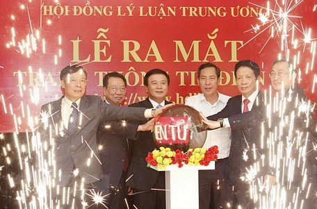 Ông Nguyễn Xuân Thắng, Bí thư Trung ương Đảng, Chủ tịch Hội đồng Lý luận Trung ương, Giám đốc Học viện Chính trị quốc gia Hồ Chí Minh và các đại biểu thực hiện nghi thức ra mắt Trang thông tin điện tử. (Ảnh: Văn Điệp/TTXVN)