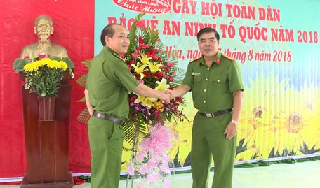 Đại tá Nguyễn trọng Dũng- Phó giám đốc Công an tỉnh chúc mừng thành tích đạt được của Công an huyện Long Hồ.