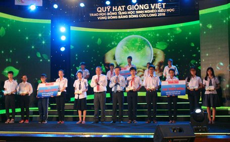 Phó Thủ tướng Thường trực Chính phủ- Trương Hòa Bình và Trưởng Ban Tuyên giáo Trung ương- Võ Văn Thưởng trao học bổng cho các em học sinh tỉnh Vĩnh Long, Đồng Tháp.
