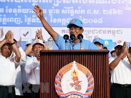 Thủ tướng Campuchia Samdech Techo Hun Sen (giữa) trong chiến dịch vận động tranh cử tại Phnom Penh. (Nguồn: AFP/TTXVN)