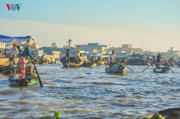 Đi Chợ nổi: Chợ nổi là nét văn hóa riêng có của miền Tây sông nước. Những chợ nổi lớn nhất mà du khách nên ghé là chợ nổi Cái Răng (Cần Thơ), Cái Bè (Tiền Giang), Ngã Năm (Sóc Trăng), Ngã Bảy (Hậu Giang), Long Xuyên (An Giang)…