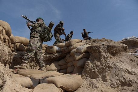 Binh sỹ Afghanistan làm nhiệm vụ trong chiến dịch truy quét phiến quân Taliban tại khu vực Dand-e-Ghori, tỉnh Baghlan. (Ảnh: AFP/TTXVN)