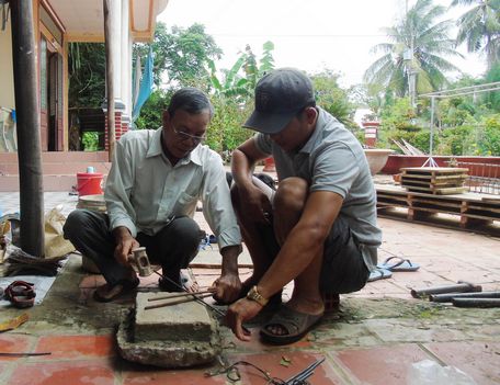  Tuy tuổi cao nhưng ông Lợi (đeo kính) là gương điển hình sản xuất kinh doanh giỏi.